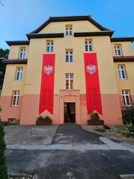 Логотип школы SZKOŁA PODSTAWOWA STOWARZYSZENIE "EDUKACJA - MŁODZIEŻ" W PLESZEWIE