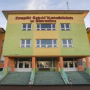 Логотип школы KATOLICKA SZKOŁA PODSTAWOWA PRZY PARAFII RZYMSKOKATOLICKIEJ ŚW. URSZULI LEDÓCHOWSKIEJ W SIERADZU